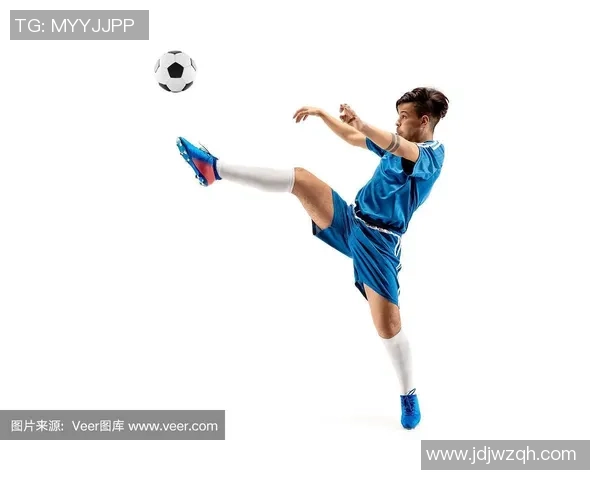 足球空中飞踢的技巧与魅力探索让你在球场上闪耀的绝佳瞬间